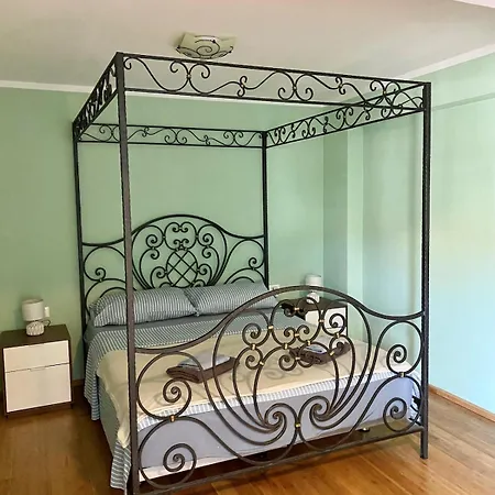 In 4 Bedroom Apartment *